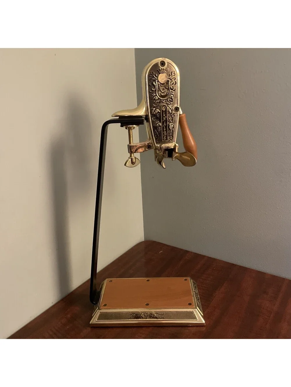Vintage Vinaire Reserve Gold Tone Wine Bottle Opener Cork Puller with Stand